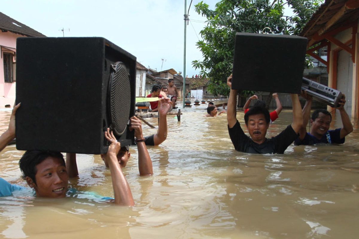 Bengawan Solo flood in Bojonegoro receding