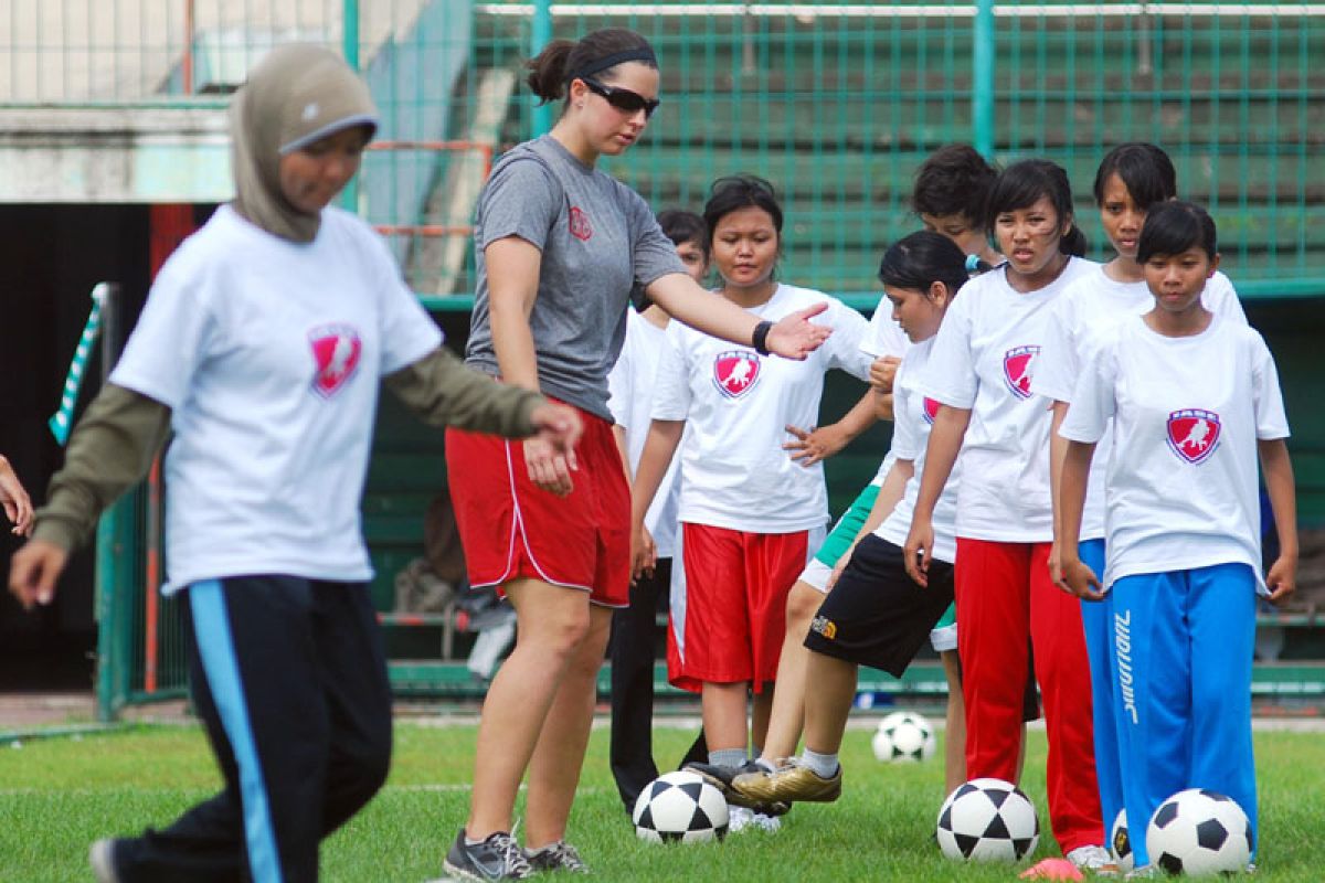 Soccer - Indonesian women`s soccer team beats Palestine 2-1