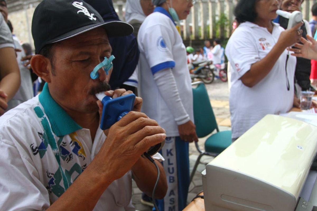 Kemkes kaji dampak bahaya rokok elektronik