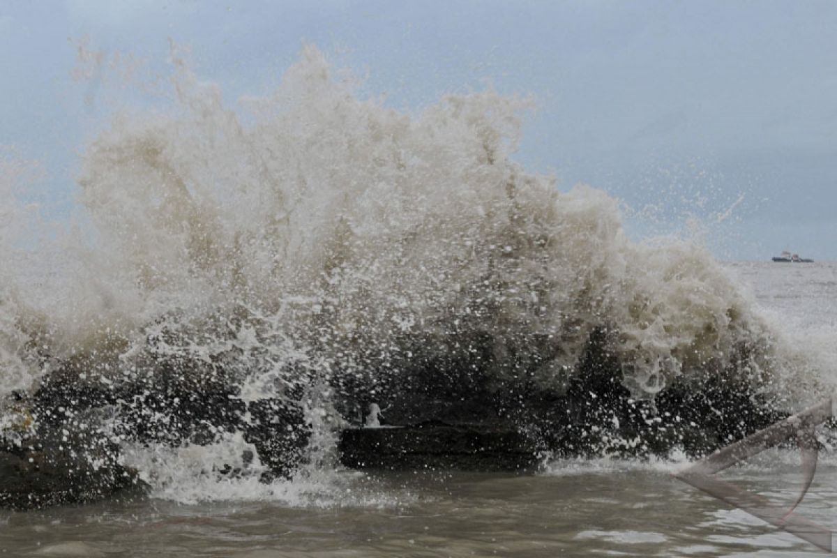 Belasan rumah di pesisir Tambaklorok Semarang rusak diterjang ombak laut