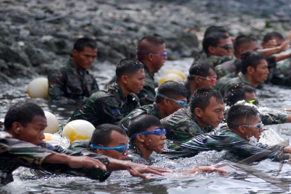 Batalyon Infanteri-5 Marinir juarai lomba renang laut