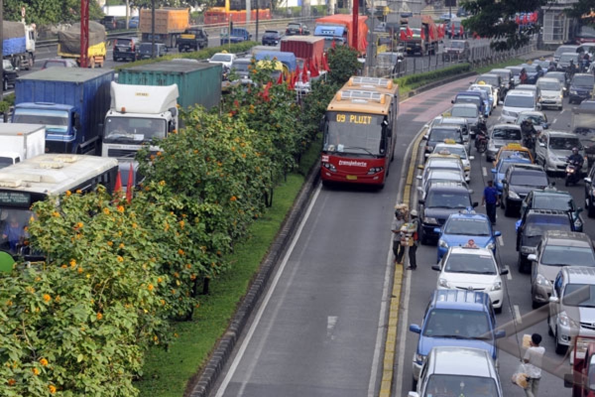 Jokowi minta pembangunan transportasi massal segera dimulai
