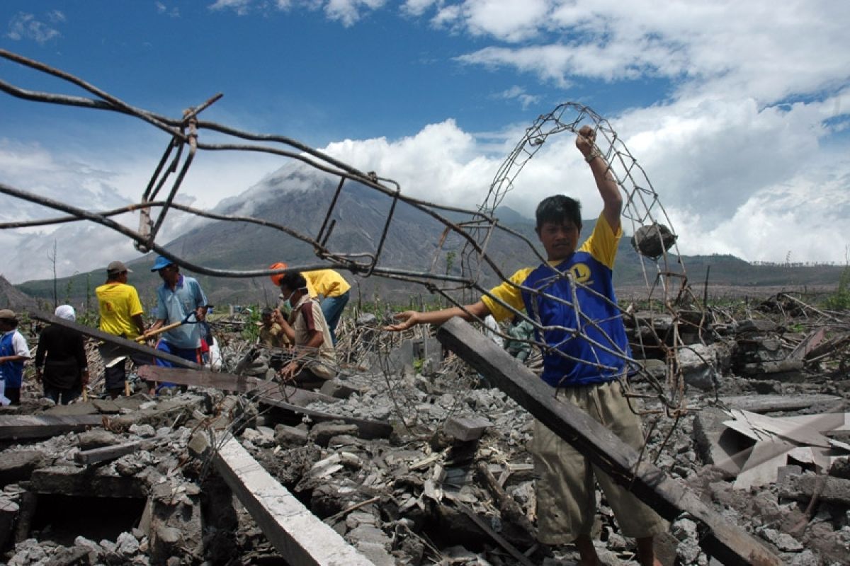 Korban erupsi Merapi kembali ke kawasan rawan bencana
