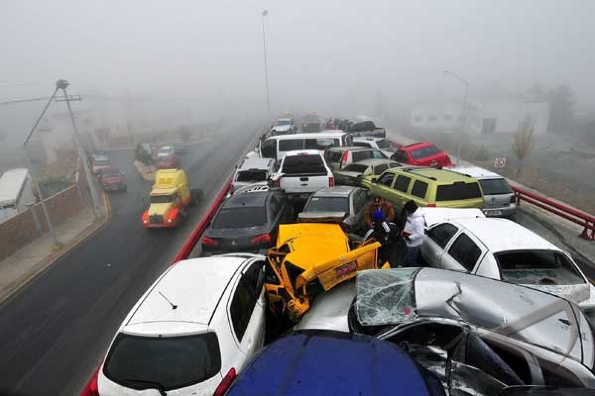 Mobil pengangkut daging tabrak pejalan kaki 