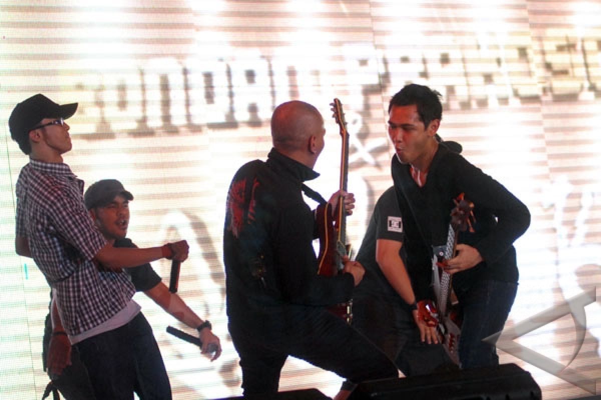 Band Kotak, Fade 2 Black tampil di Padang 