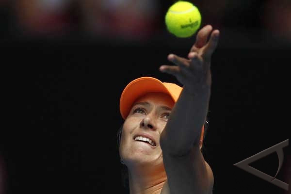 Sharapova Mundur, Clijsters Incar Gelar