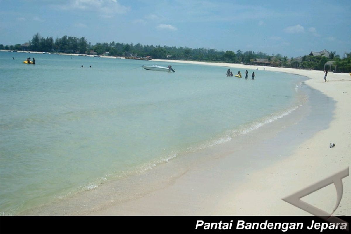 Tiga pengunjung pantai Bandengan Jepara hilang 