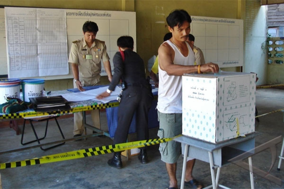 Thai majority would take vote bribes: poll