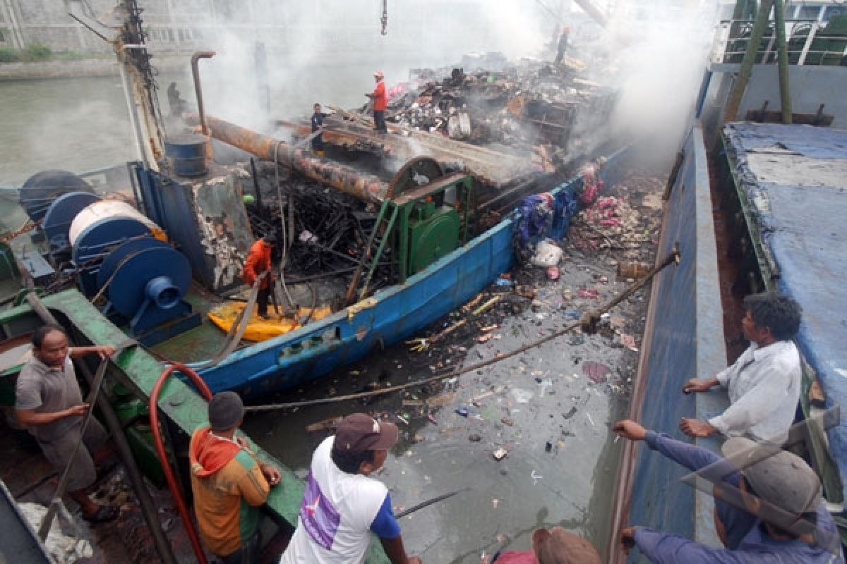 Ferry ship catches fire near Merak port