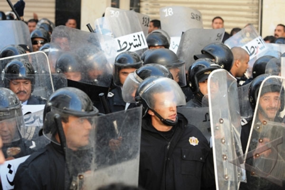 Police fire tear gas at Tunisian protestors
