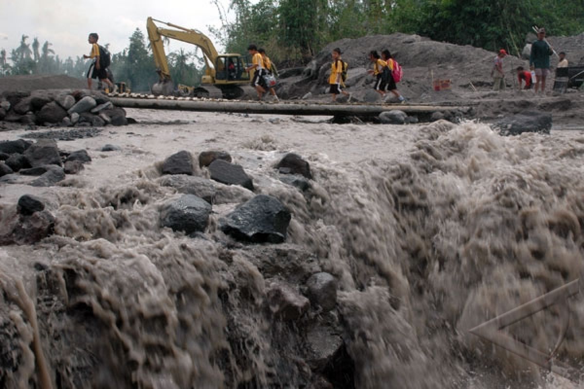 Mt Merapi`s cold lava victims to get shelters