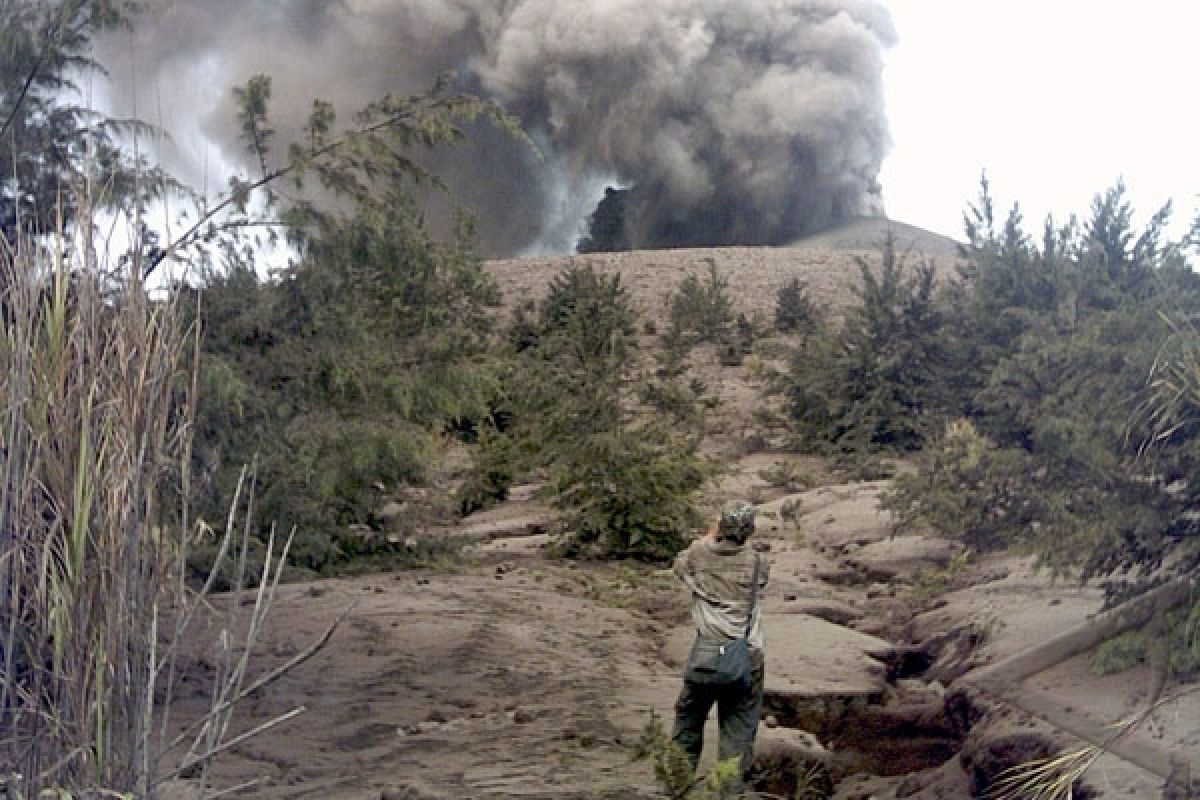 Kawah Gunung Anak Krakatau mencapai puncak 