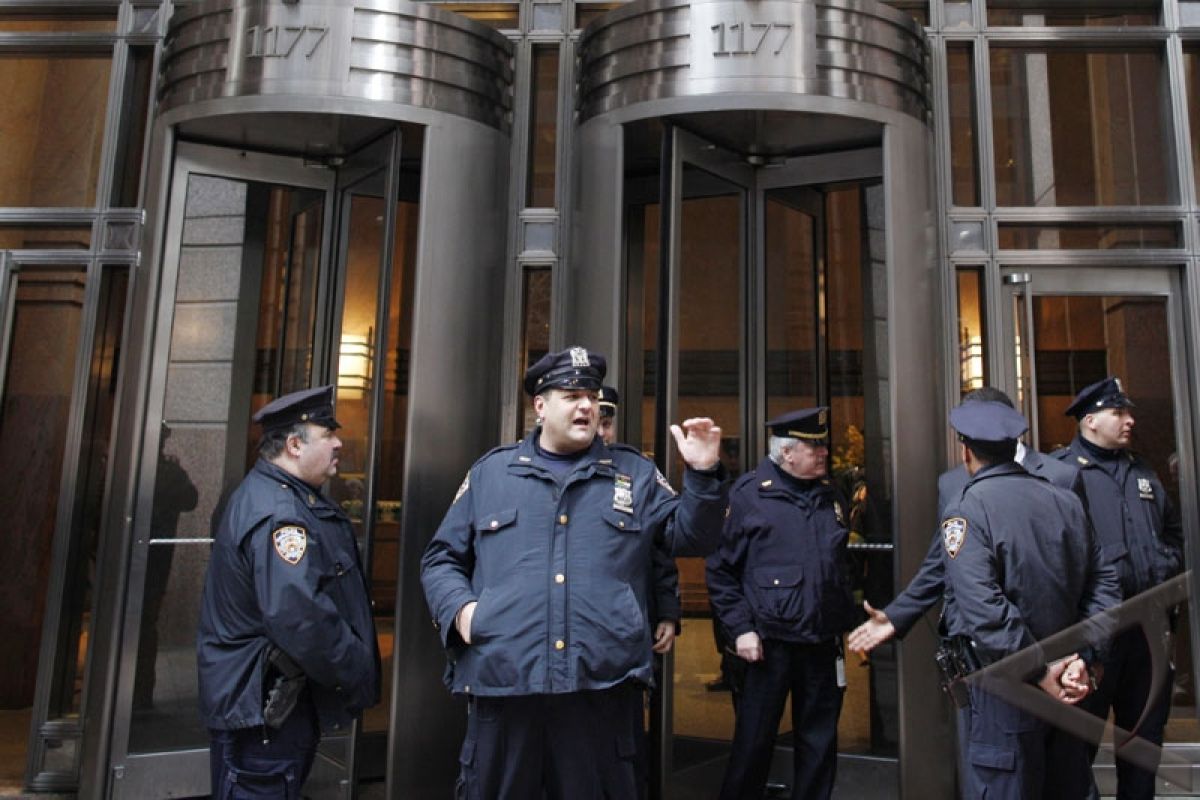 New York bank evacuated but no danger found
