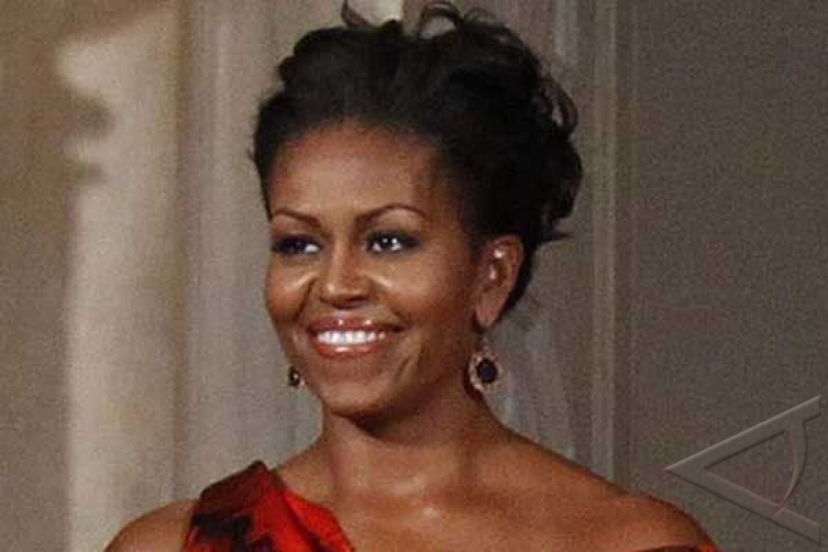 Michelle Obama denies Barack dyes his hair 