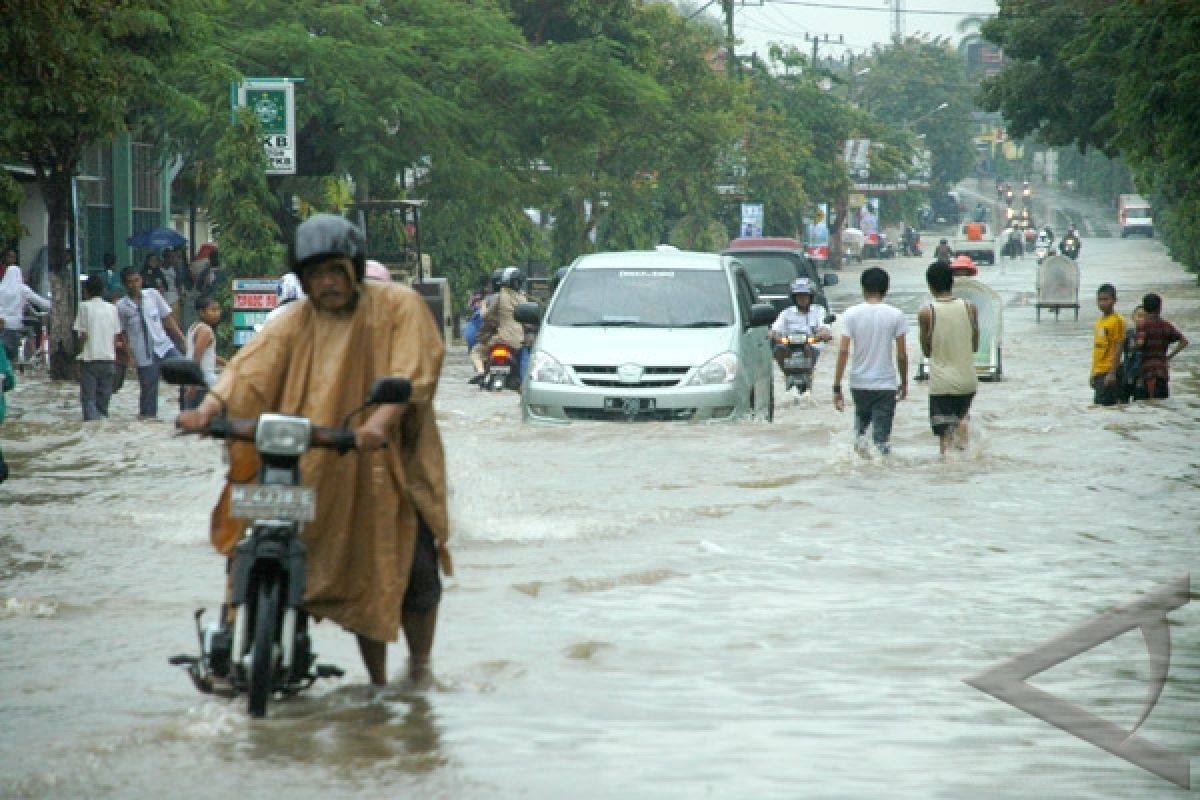 10 kantor pemerintahan Pamekasan tergenangi banjir