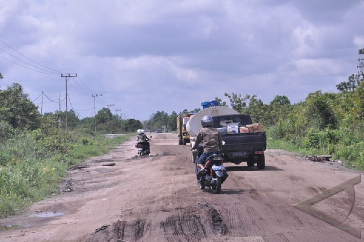 Bus Lintas Utara Kaltim Berhenti Operasi Karena Jalan Rusak Parah