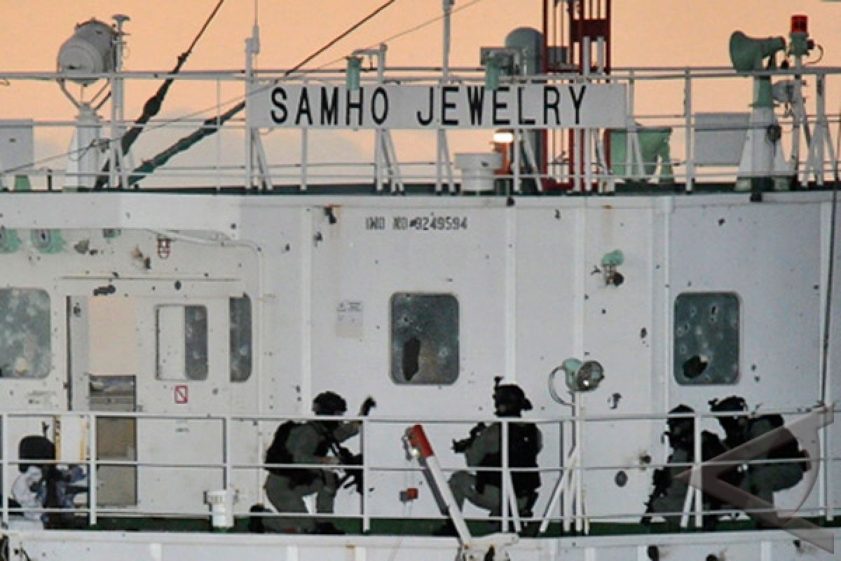 Perompak mencuri uang tunai dan sepatu dari kapal barang Korea
