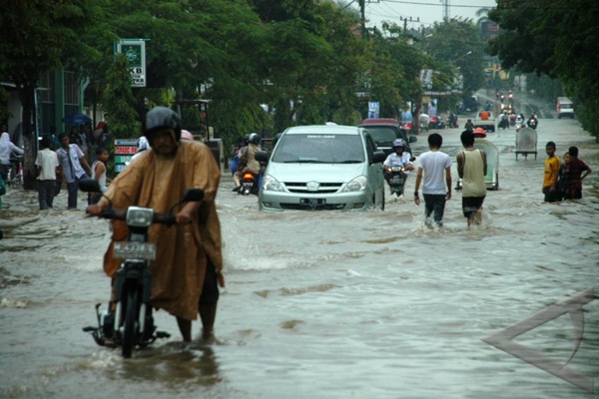 Flood hits two sub-districts on Madura island