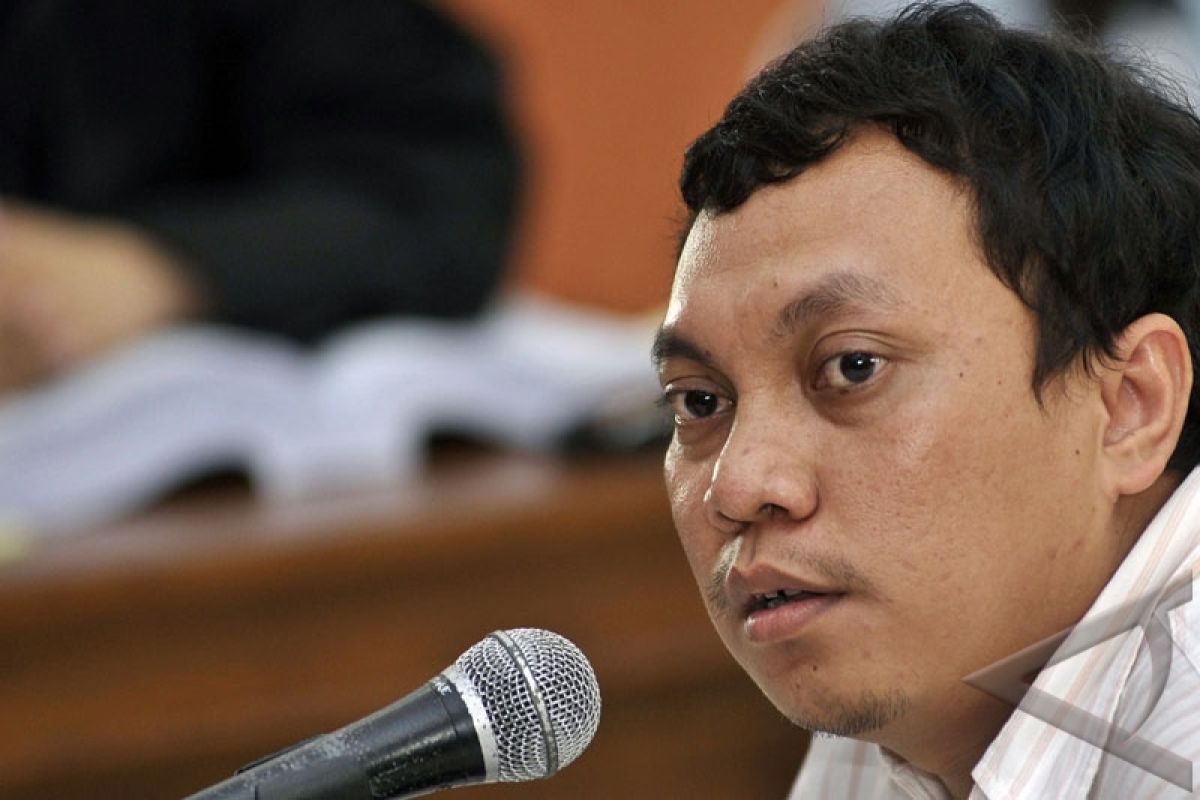 KPK may use reverse burden of proof system in Gayus`s cases