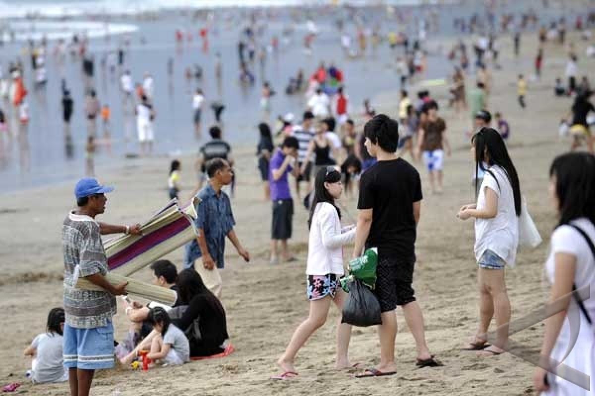 Pantai Kuta normal pascaserbuan badai pasir