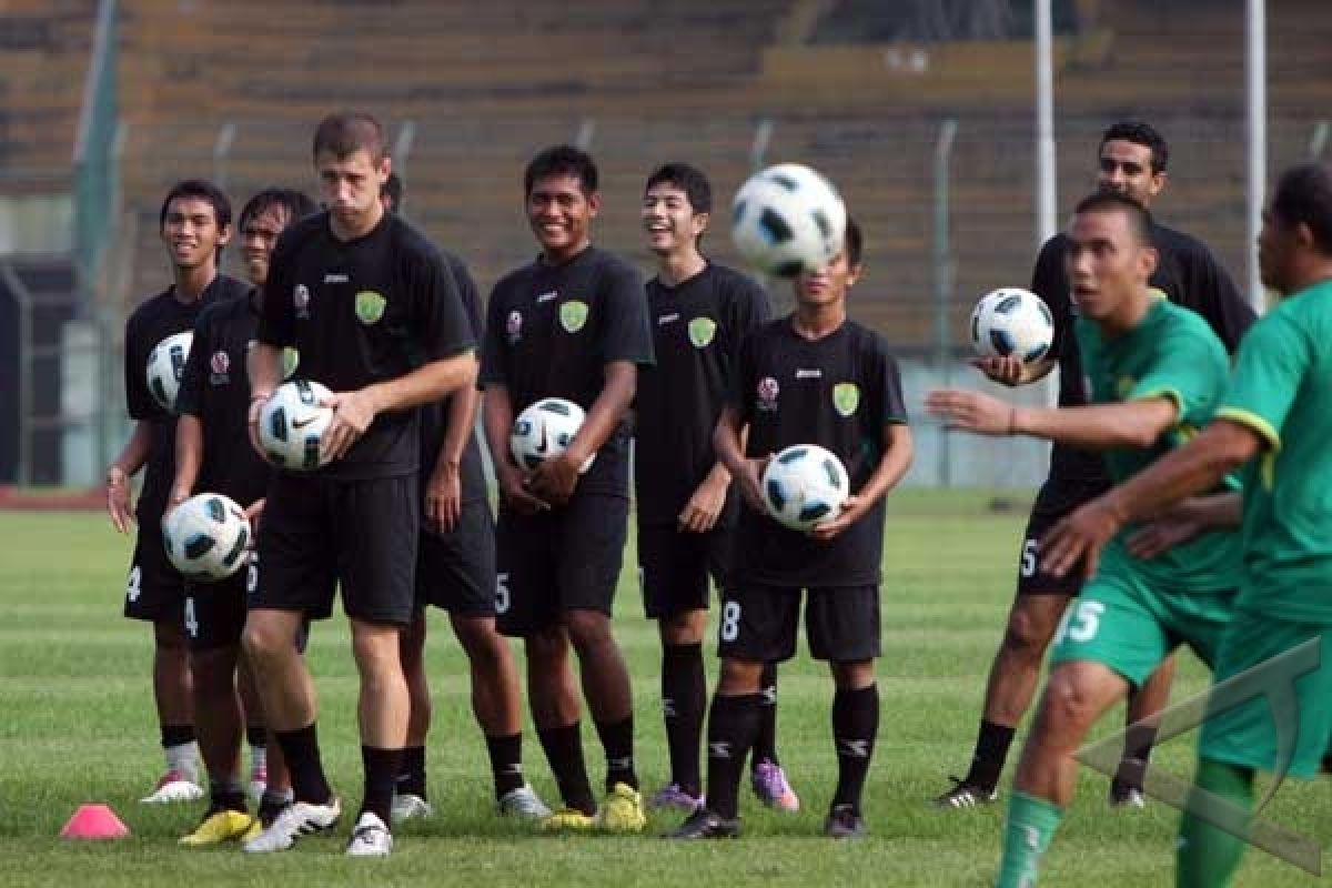  Persebaya Bekuk Manado United 3-1 