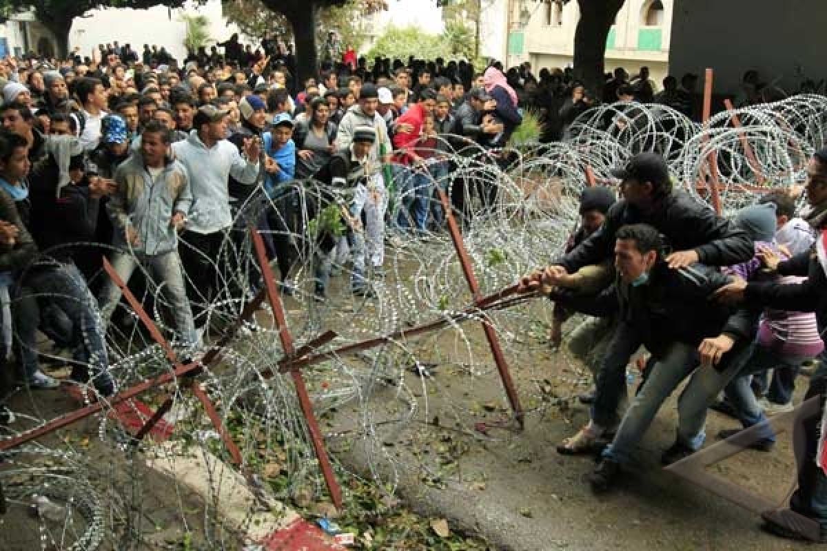 Ribuan pengunjuk rasa tuntut pemerintah Tunisia mundur