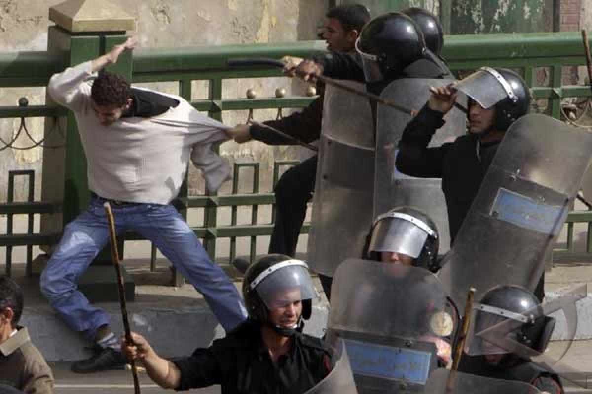 At least 500 wounded in Cairo clashes: medics