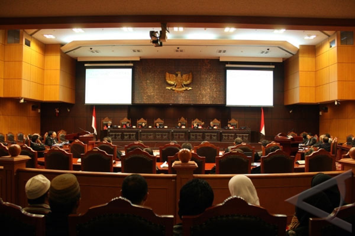A constitutional court justice resigns