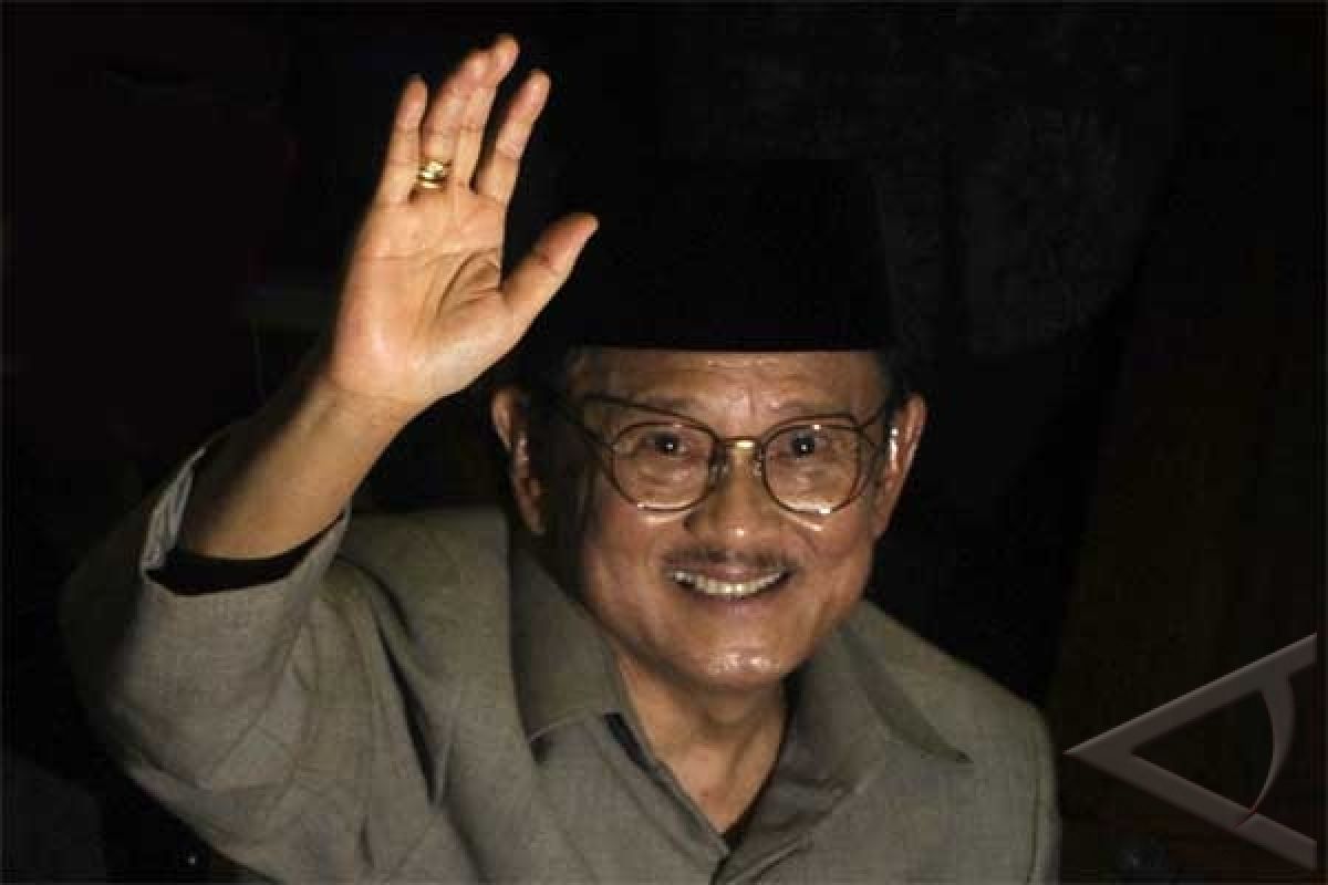 Habibie asks people to be optimistic