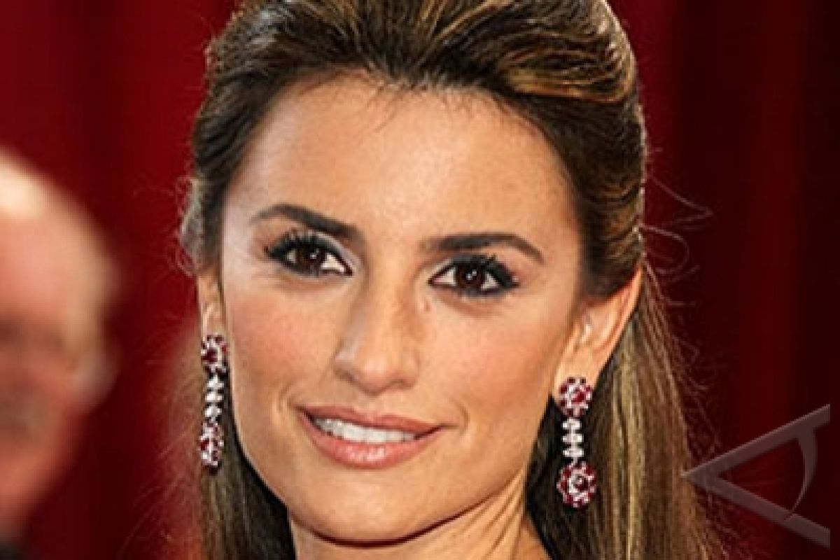 Film diva Penelope Cruz arrives in Sarajevo to play Italian widow