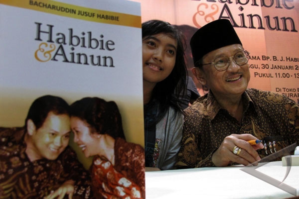 Buku "Habibie & Ainun" untuk Operasi Katarak 