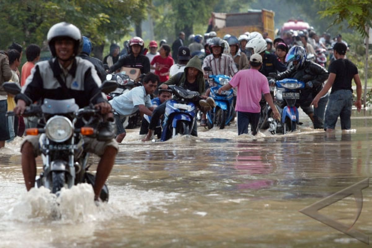 Ratusan rumah di Gresik terendam air