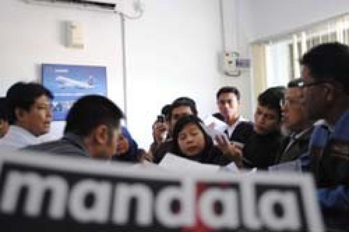 Calon Penumpang Mandala Tuntut Penggantian Penerbangan