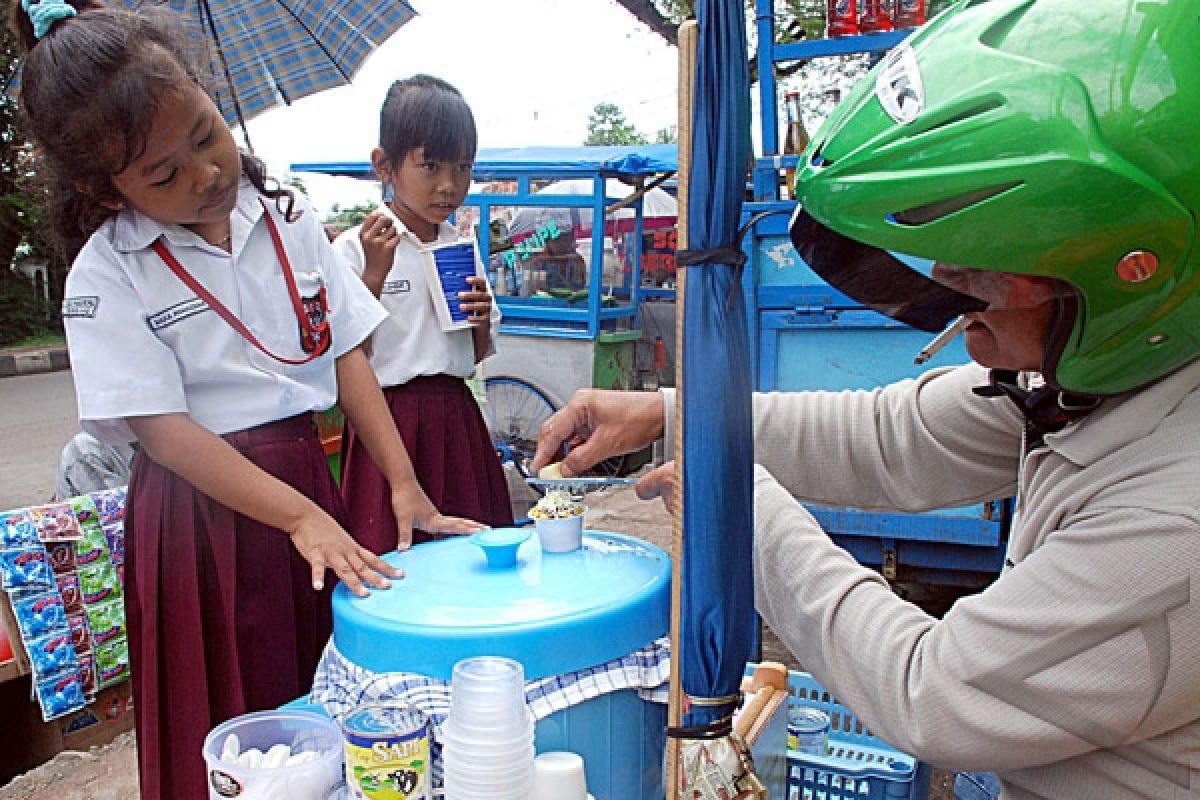 Jajanan Anak Sekolah  Kini  Diawasi Tim Gabungan Kementerian