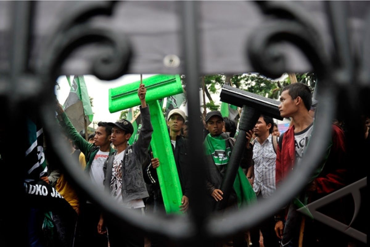 Ratusan Mahasiswa Unjuk Rasa di Kantor Kemenpora 