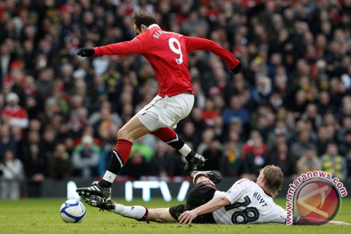 Tiga gol Berbatov antar MU samai poin City 