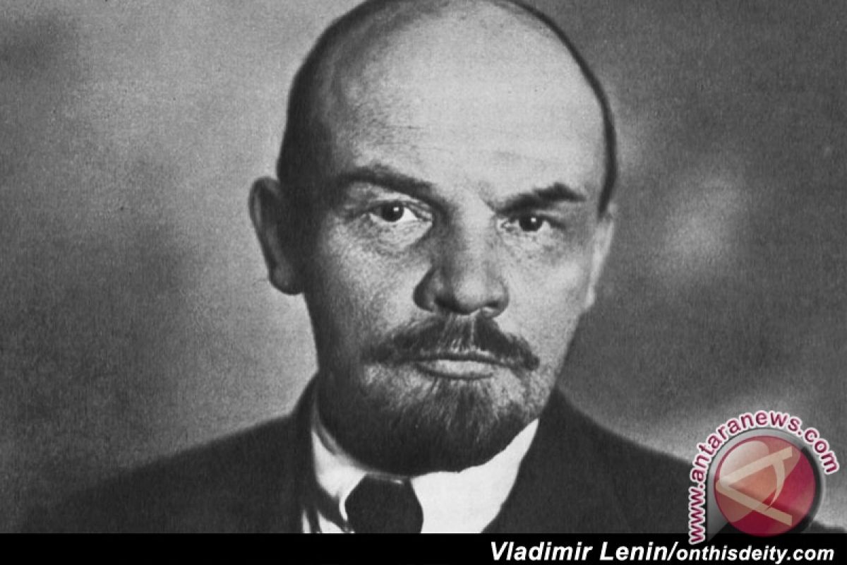 Dua seniman ditangkap setelah siram makam Lenin dengan air suci