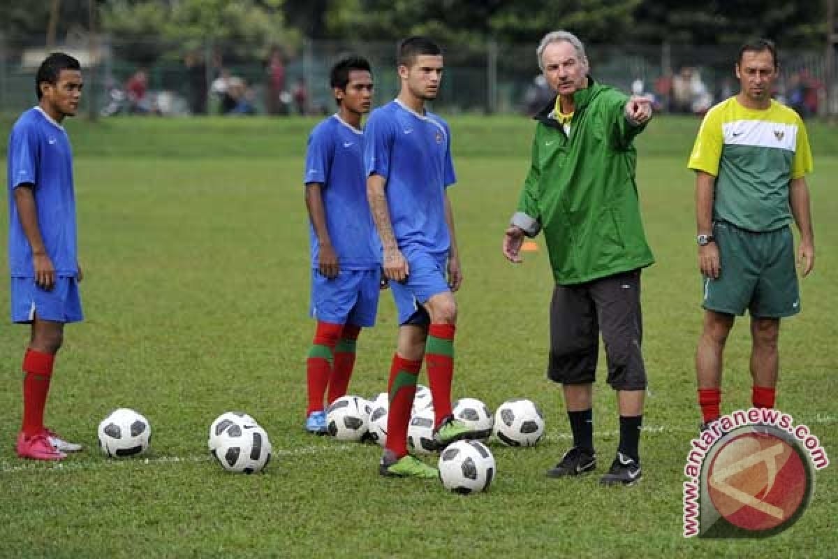 Alfred Riedl Fokus Benahi Kelemahan Timnas 