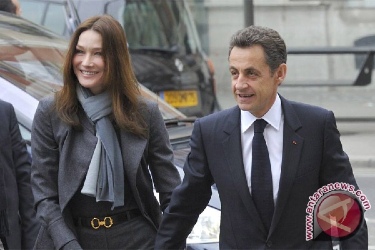  Ayah Sarkozy Pastikan Kehamilan Ibu Negara Prancis