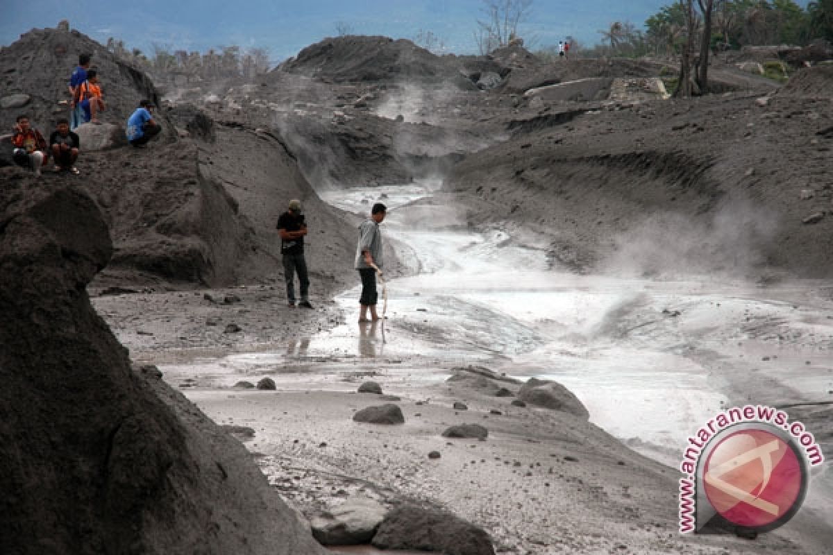 Hujan di puncak Merapi akibatkan banjir lahar 