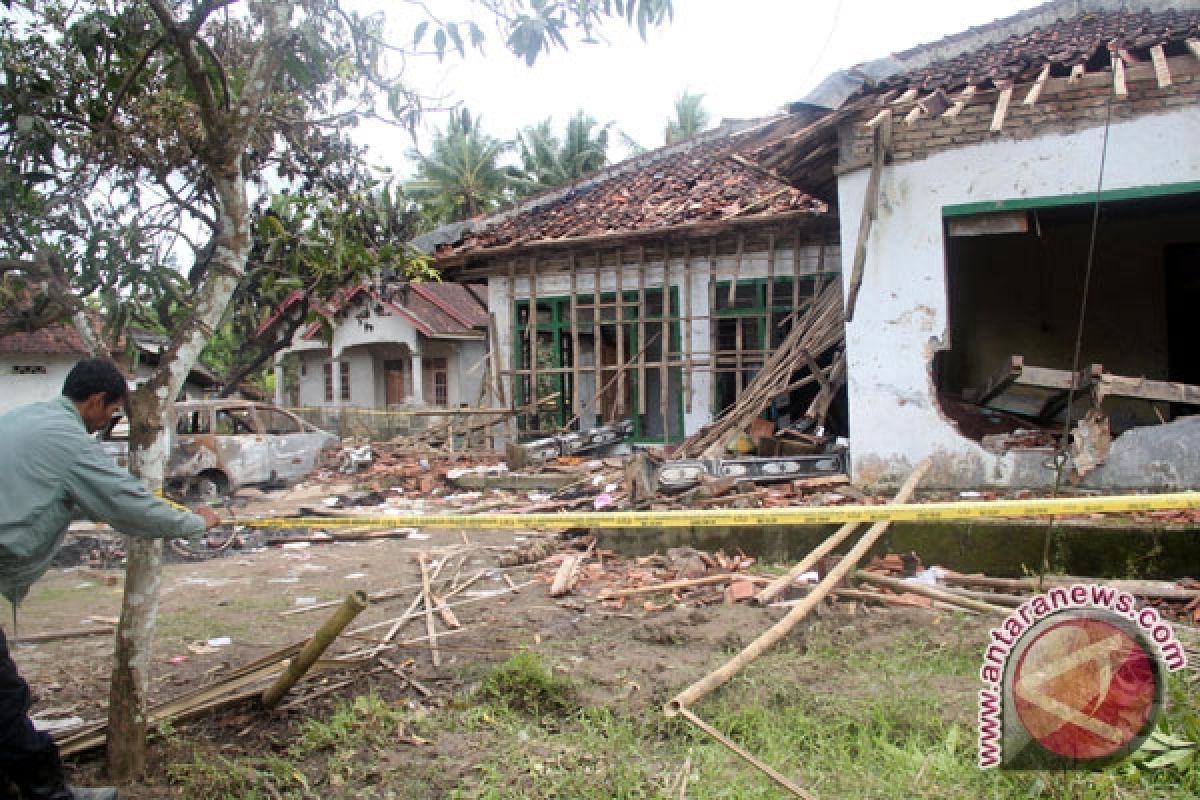 Rumah Suparman, Mapolsek Cikeusik Masih Dijaga