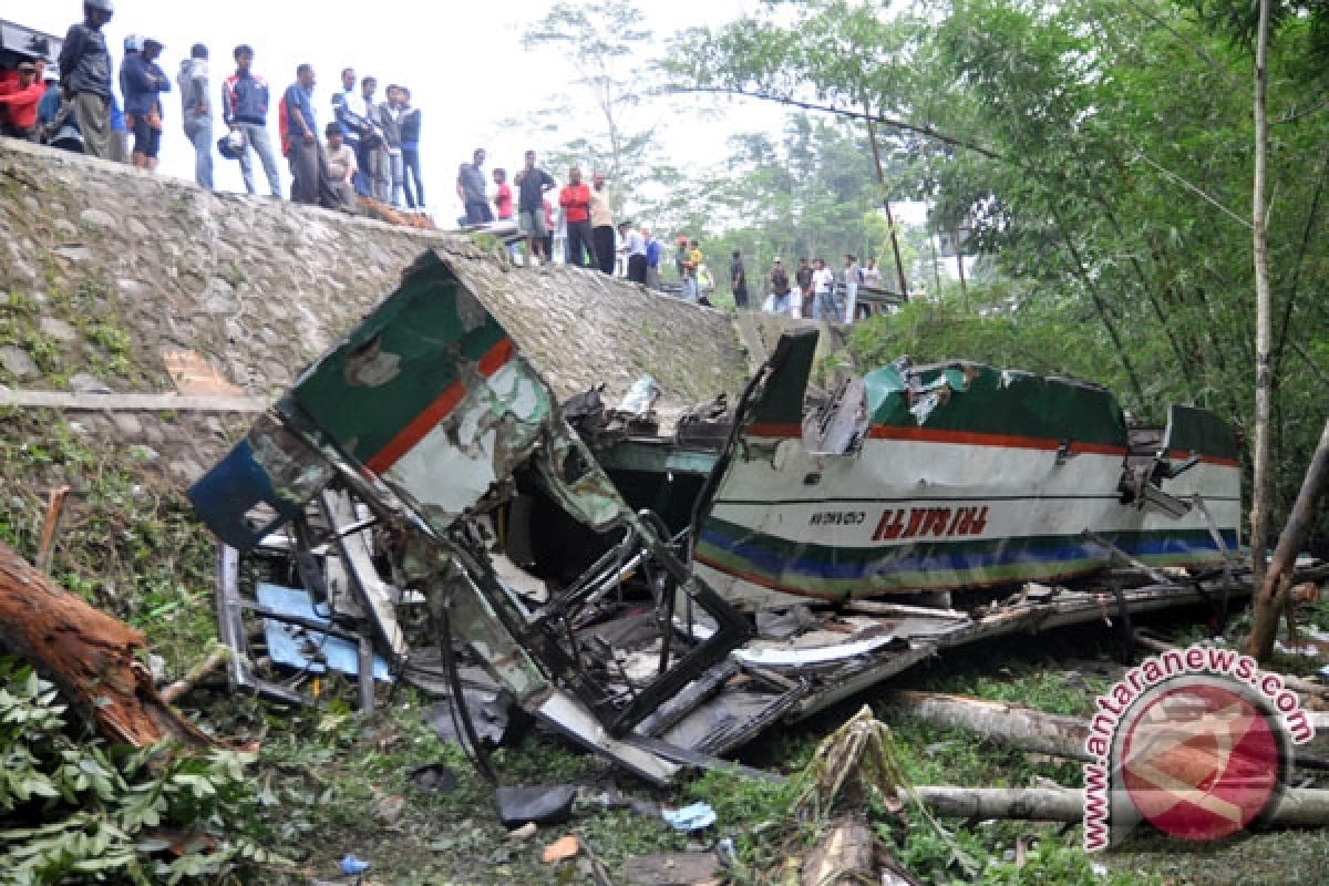 Bus Terjun ke Jurang Belasan Korban Tewas