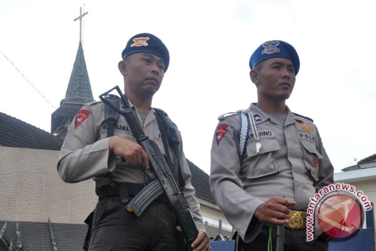 Tempat Ibadah di Temanggung Masih Dijaga