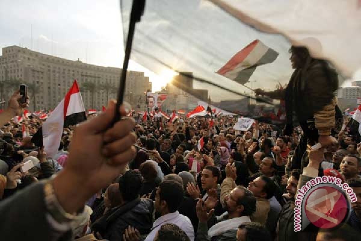 Electric atmosphere as Tahrir awaits Mubarak news