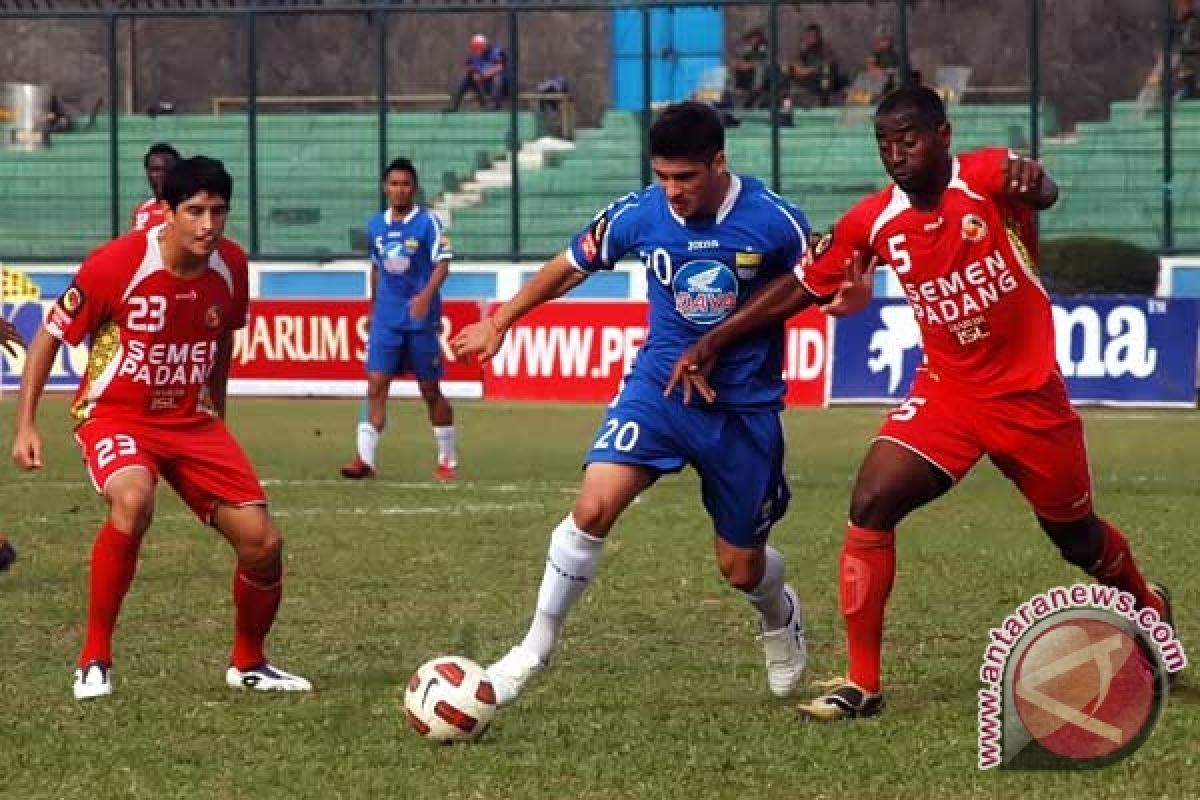 Semen Padang Tahan Imbang Persib 1-1 