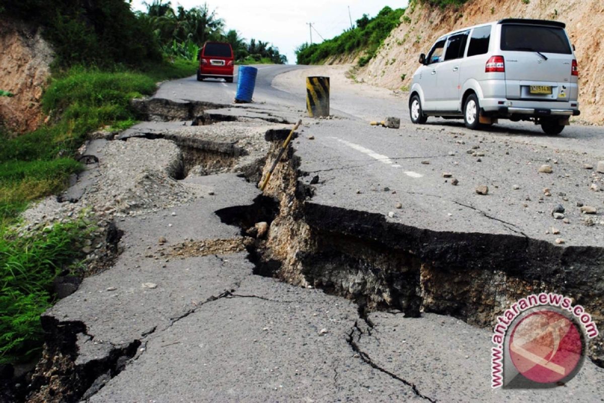 Jalan Trans Sulawesi di Majene Terancam Putus