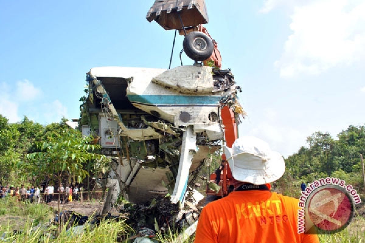 Bangkai Pesawat SMAC Dievakuasi 