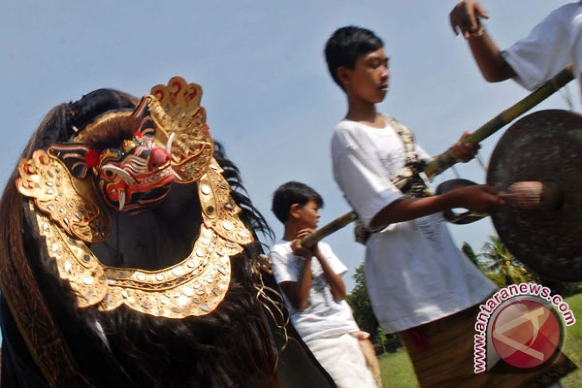 Pentas Ngelawang di Bali Hampir Punah