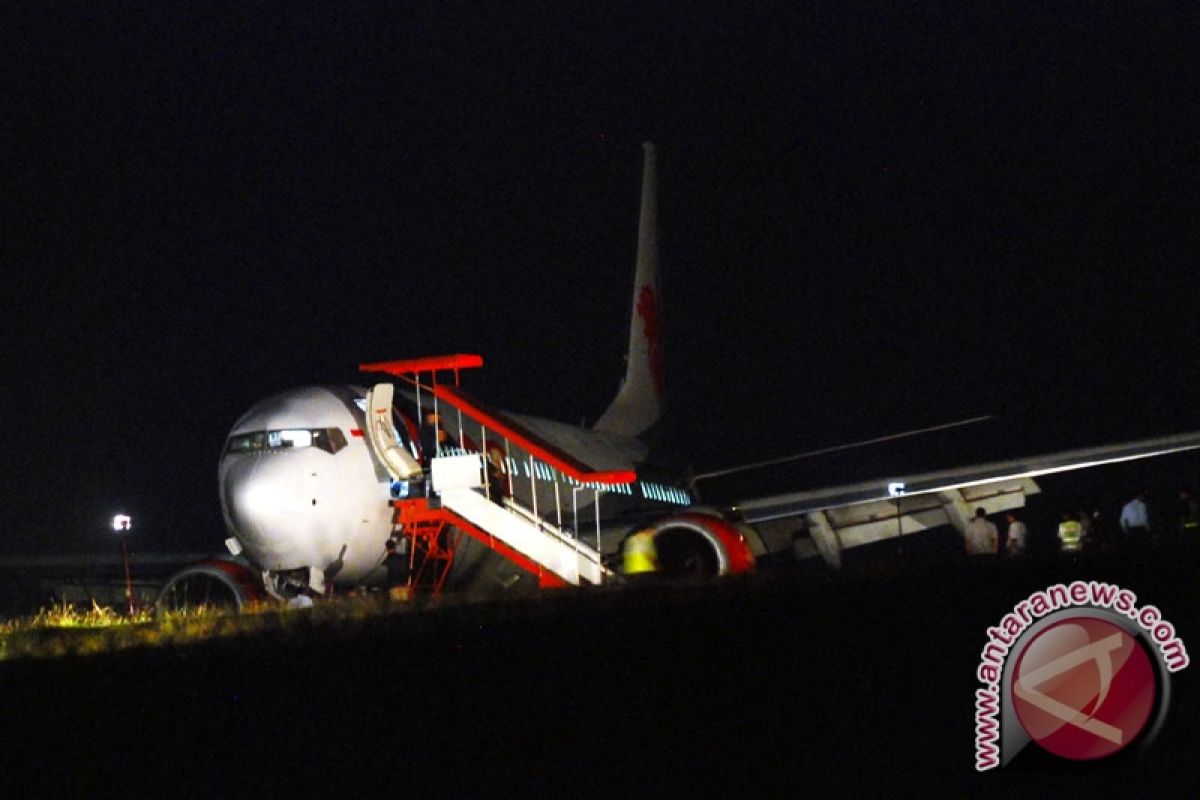 KNKT: slick runway causes Lion Air plane skidded in Pekanbaru