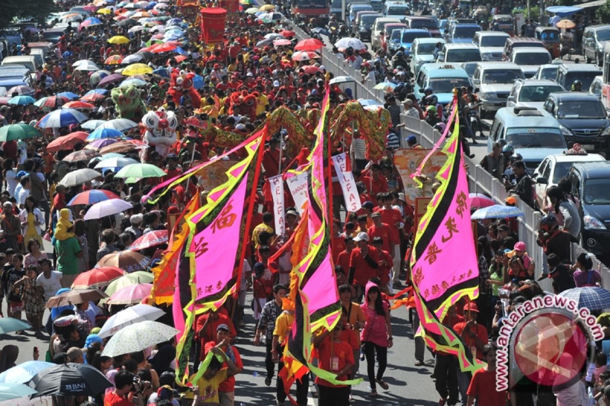 Ribuan Warga Saksikan Pawai Barongsai